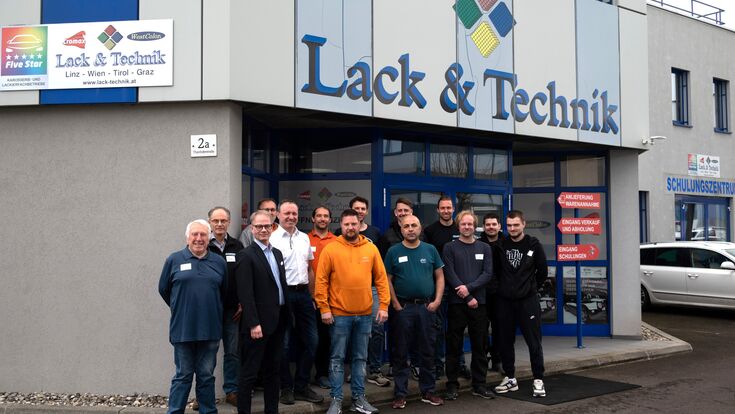 Die Teilnehmer der Erst-Zertifizierungsprüfung für Dellentechniker im Schulungszentrum von Lack & Technik mit Prüfer Christian Lacher (1.v.l.), dem Kommissionsvorsitzenden von der Kfz-SV-Union Johann Hattinger (3.v.l.), Manuel Weismann, Business Manager von Lack & Technik (1.v.r.), Dipl. Oec. Andreas Westermeyer, MLS (2.v.r.) und BIM-Stv. Mst. Manfred Kubik (3.v.r.) von der BI der Fahrzeugtechnik.