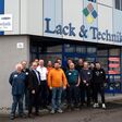 Die Teilnehmer der Erst-Zertifizierungsprüfung für Dellentechniker im Schulungszentrum von Lack & Technik mit Prüfer Christian Lacher (1.v.l.), dem Kommissionsvorsitzenden von der Kfz-SV-Union Johann Hattinger (3.v.l.), Manuel Weismann, Business Manager von Lack & Technik (1.v.r.), Dipl. Oec. Andreas Westermeyer, MLS (2.v.r.) und BIM-Stv. Mst. Manfred Kubik (3.v.r.) von der BI der Fahrzeugtechnik.
