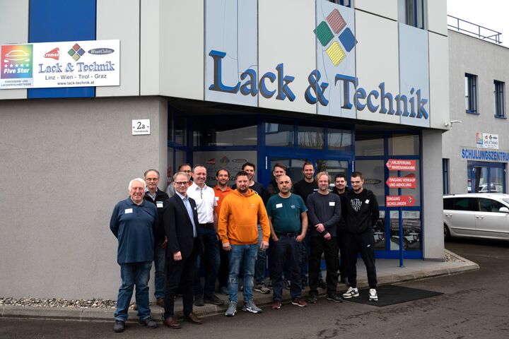 Die Teilnehmer der Erst-Zertifizierungsprüfung für Dellentechniker im Schulungszentrum von Lack & Technik mit Prüfer Christian Lacher (1.v.l.), dem Kommissionsvorsitzenden von der Kfz-SV-Union Johann Hattinger (3.v.l.), Manuel Weismann, Business Manager von Lack & Technik (1.v.r.), Dipl. Oec. Andreas Westermeyer, MLS (2.v.r.) und BIM-Stv. Mst. Manfred Kubik (3.v.r.) von der BI der Fahrzeugtechnik.