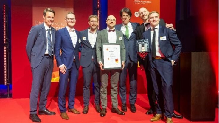 Klaus Rosenfeld (dritter von rechts) nimmt gemeinsam mit dem Schaeffler-Projektteam den Deutschen Innovationspreis in der Kategorie „Großunternehmen“ entgegen.