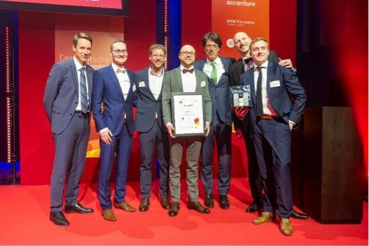 Klaus Rosenfeld (dritter von rechts) nimmt gemeinsam mit dem Schaeffler-Projektteam den Deutschen Innovationspreis in der Kategorie „Großunternehmen“ entgegen.