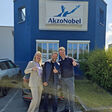 Esther Drost-Mulderij und Willem Mulderij von Kovax freuen sich mit Daniel Kapeller, Country Sales Manager VR Österreich von AkzoNobel (Mitte), über den exklusiven Zusammenschluss.