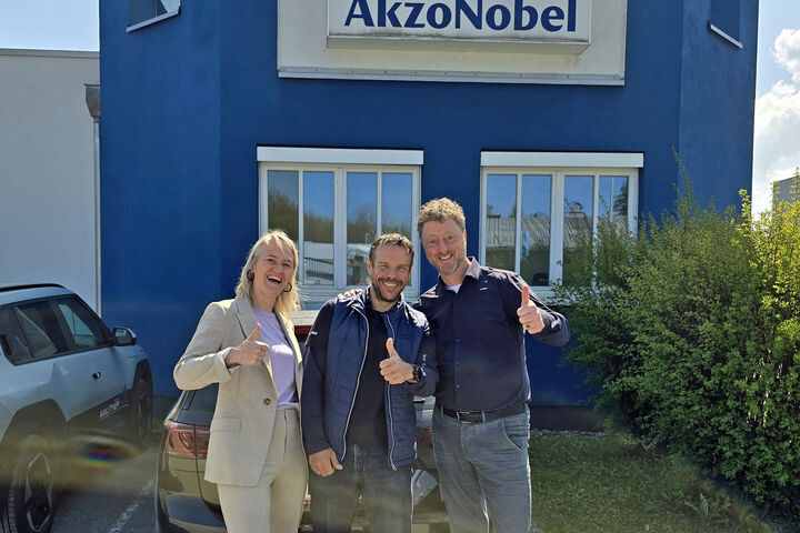 Esther Drost-Mulderij und Willem Mulderij von Kovax freuen sich mit Daniel Kapeller, Country Sales Manager VR Österreich von AkzoNobel (Mitte), über den exklusiven Zusammenschluss.