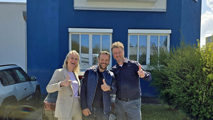 Esther Drost-Mulderij und Willem Mulderij von Kovax freuen sich mit Daniel Kapeller, Country Sales Manager VR Österreich von AkzoNobel (Mitte), über den exklusiven Zusammenschluss.
