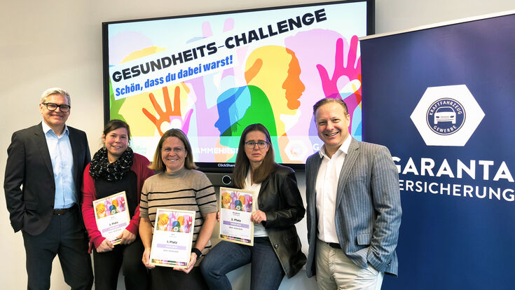 Mag. Heinz Steinbacher (rechts) und Mag. Stefan Traunmüller (links) von der Geschäftsführung der GARANTA Versicherung mit Teilnehmerinnen der Gesundheits-Challenge.
