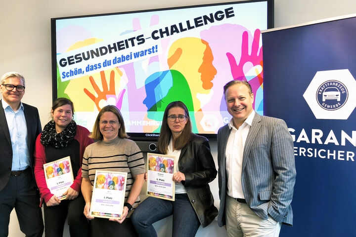 Mag. Heinz Steinbacher (rechts) und Mag. Stefan Traunmüller (links) von der Geschäftsführung der GARANTA Versicherung mit Teilnehmerinnen der Gesundheits-Challenge.