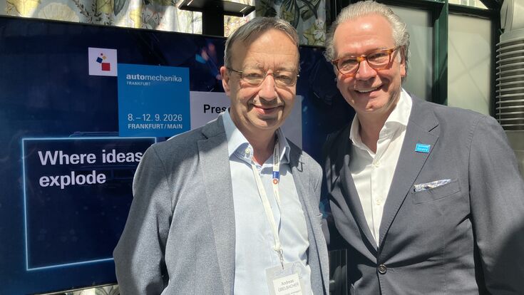 Michael Johannes, Vice President Mobility & Logistics Messe Frankfurt Exhibitions GmbH, und Andreas Übelbacher, Chefredakteur „AUTOSERVICE“, der die automechanika bereits seit den 1990er Jahren besucht und über die große Leistungsschau für den Kfz-After-Sales-Bereich immer wieder berichtet hat, nach der automechanika Frankfurt-Pressekonferenz Ende April 2026 in Wien.