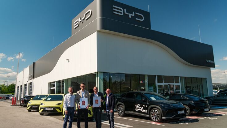 Prof. Dr. Beutelmeyer (2.v.r.) überreichte die beiden Urkunden im BYD Autohaus Göndle in St. Pölten an BYD Österreich Managing Director Danijel Dzihic (2.v.l.), Head of Marketing Rene Petzner (l.) sowie Head of PR & Product Management Pascal Sperger.