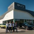 Prof. Dr. Beutelmeyer (2.v.r.) überreichte die beiden Urkunden im BYD Autohaus Göndle in St. Pölten an BYD Österreich Managing Director Danijel Dzihic (2.v.l.), Head of Marketing Rene Petzner (l.) sowie Head of PR & Product Management Pascal Sperger.