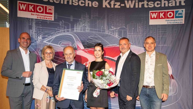 Langjährige Unternehmer wurden ausgezeichnet, (l.) Peter Jagersberger, Obmann Fahrzeughandel, (2.v.l.) Gabi Lechner, WKÖ-Vizepräsidentin, Thomas Marichhofer, (2.v.r.) Landesinnungsmeister Fahrzeugtechnik, und Josef Niegelhell, Berufsgruppensprecher Karosseriebautechnik