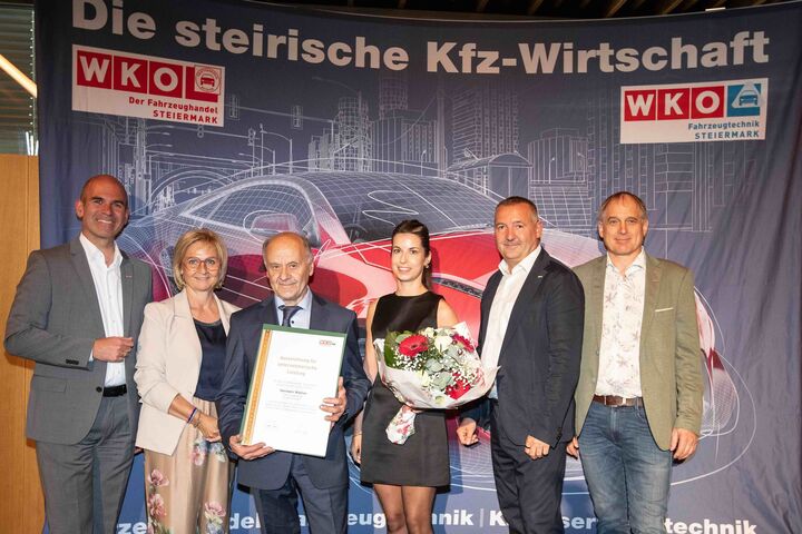 Langjährige Unternehmer wurden ausgezeichnet, (l.) Peter Jagersberger, Obmann Fahrzeughandel, (2.v.l.) Gabi Lechner, WKÖ-Vizepräsidentin, Thomas Marichhofer, (2.v.r.) Landesinnungsmeister Fahrzeugtechnik, und Josef Niegelhell, Berufsgruppensprecher Karosseriebautechnik
