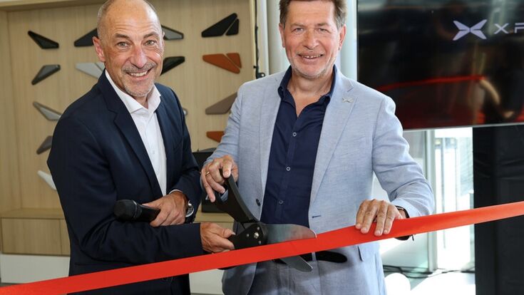 Michael Röck, Group CEO PKW & Motorcycles, MHS Holding AG, und Mag. Georg R. Staudinger, General Manager XPENG Österreich, beim offiziellen Ribbon Cut des neuen XPENG Showrooms in Wien.