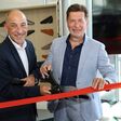 Michael Röck, Group CEO PKW & Motorcycles, MHS Holding AG, und Mag. Georg R. Staudinger, General Manager XPENG Österreich, beim offiziellen Ribbon Cut des neuen XPENG Showrooms in Wien.