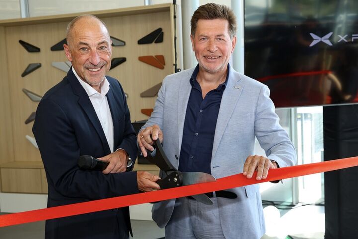 Michael Röck, Group CEO PKW & Motorcycles, MHS Holding AG, und Mag. Georg R. Staudinger, General Manager XPENG Österreich, beim offiziellen Ribbon Cut des neuen XPENG Showrooms in Wien.
