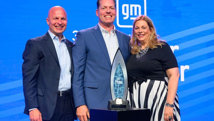 v.l.n.r.: Scott Damon, CEO Bridgestone West; David Colletti, President Consumer OE Bridgestone Americas; Ms. Kimberley Huot, Executive Director, Global Purchasing and Supply Chain General Motors