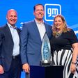 v.l.n.r.: Scott Damon, CEO Bridgestone West; David Colletti, President Consumer OE Bridgestone Americas; Ms. Kimberley Huot, Executive Director, Global Purchasing and Supply Chain General Motors