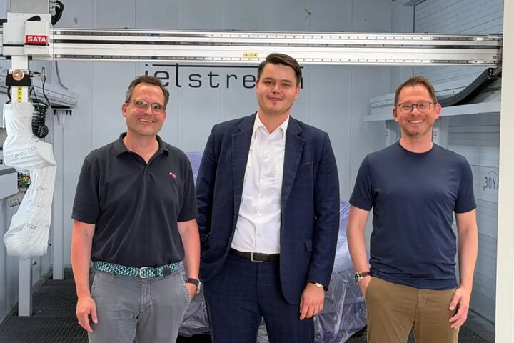 v.l.n.r:  Hendrik Franke, Managing Director BASF Coatings Germany, David Rau, Sata Automatisierung und Tobias Brefeld, Ceo Aribos Group