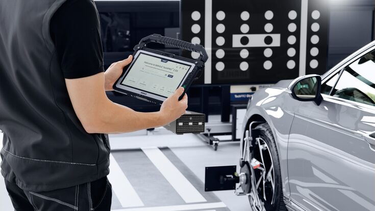 Das neue System ergänzt klassische Kalibrierfunktionen um Frequenz- und Polarisationserkennung sowie Zielsimulation.
