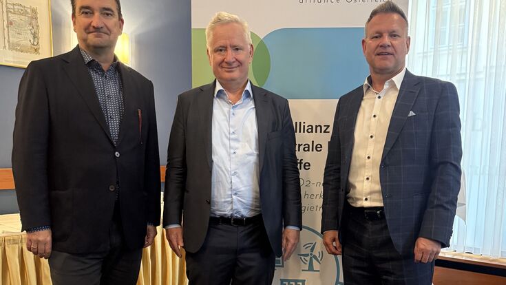 V.l.: Ralf Diemer, CEO der eFuel Alliance e.V.; Stephan Schwarzer, Generalsekretär der eFuel Alliance Österreich; Univ.-Prof. Dr.-Ing. Christian Trapp vom Institut für Thermodynamik und nachhaltige Antriebssysteme der TU Graz