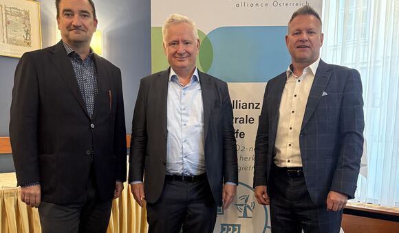 V.l.: Ralf Diemer, CEO der eFuel Alliance e.V.; Stephan Schwarzer, Generalsekretär der eFuel Alliance Österreich; Univ.-Prof. Dr.-Ing. Christian Trapp vom Institut für Thermodynamik und nachhaltige Antriebssysteme der TU Graz