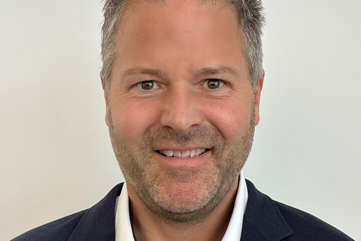 Thomas Behrens betreut seit April 2026 Kunden in drei Ländern