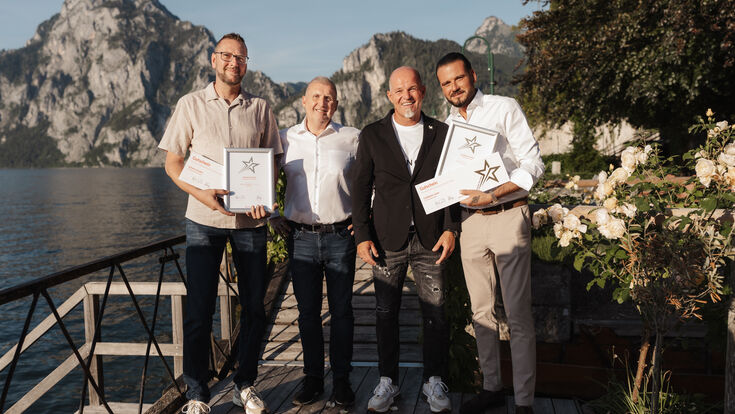 v.l. Johann Gruber von Gesslbauer GmbH (Gewinner „Motorrad“), Christian Mazurkiewicz von LCT Autohandel GmbH, Santander-CCO Michael Schwaiger und Lazar Cvetkovic von LCT Autohandel GmbH (Gewinner „Gebrauchtwagen“).