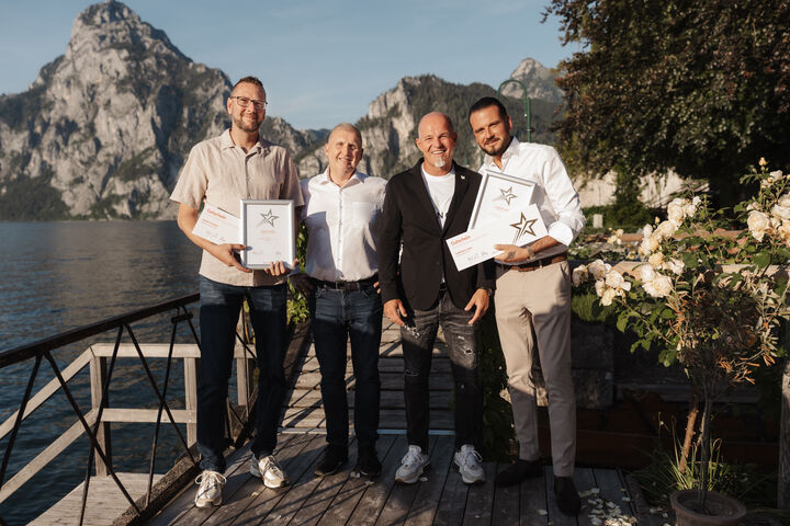 v.l. Johann Gruber von Gesslbauer GmbH (Gewinner „Motorrad“), Christian Mazurkiewicz von LCT Autohandel GmbH, Santander-CCO Michael Schwaiger und Lazar Cvetkovic von LCT Autohandel GmbH (Gewinner „Gebrauchtwagen“).